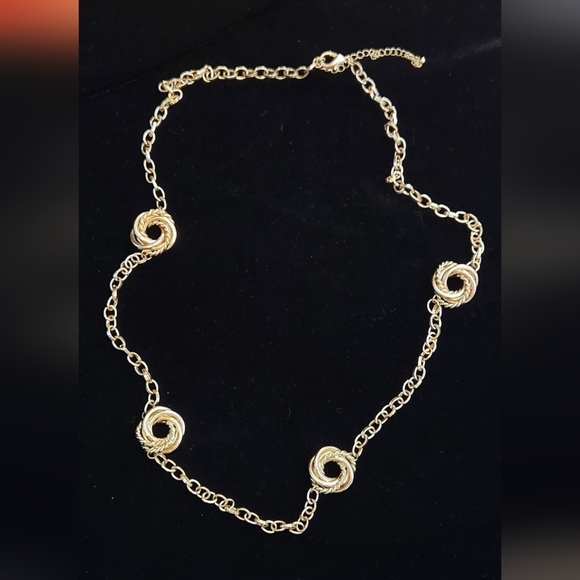 Jewelry - Elegant Gold Swirl Necklace